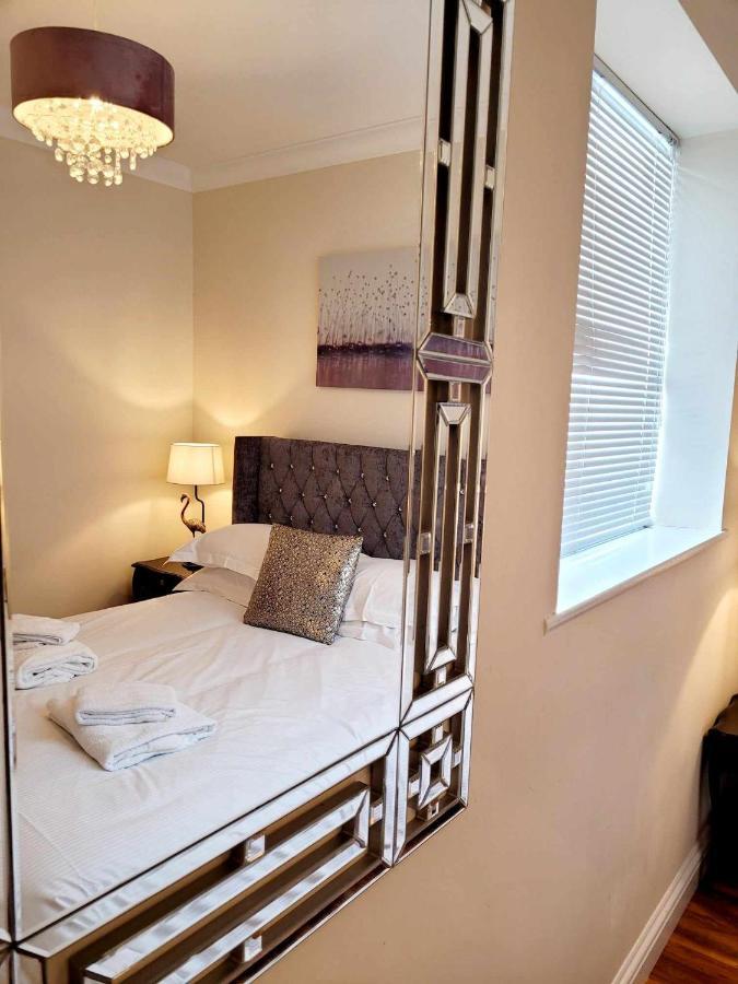 Apartment 1 Exquisite Two King Bedroom With En Suites - Close To The Town Centre, Rail, Airport And Theatre Ντάρλινγκτον Εξωτερικό φωτογραφία