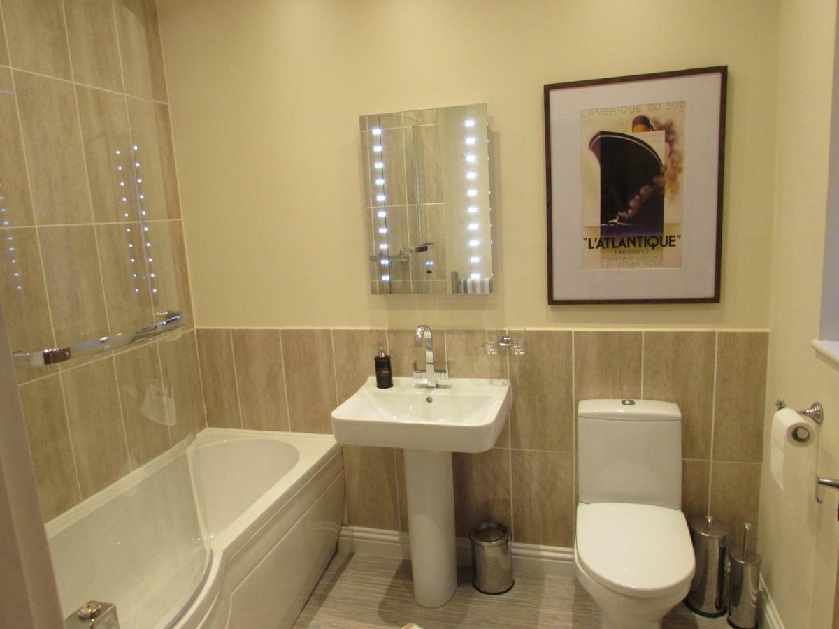 Apartment 1 Exquisite Two King Bedroom With En Suites - Close To The Town Centre, Rail, Airport And Theatre Ντάρλινγκτον Εξωτερικό φωτογραφία